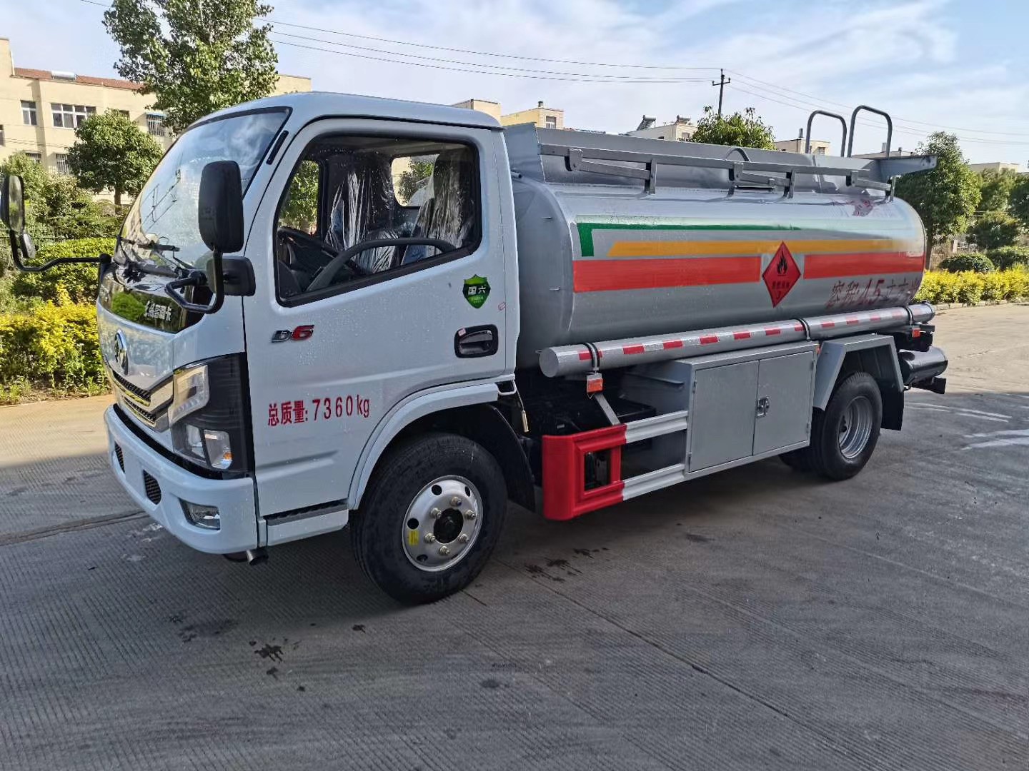 國(guó)六 東風(fēng)多利卡4.2噸油罐車(chē)