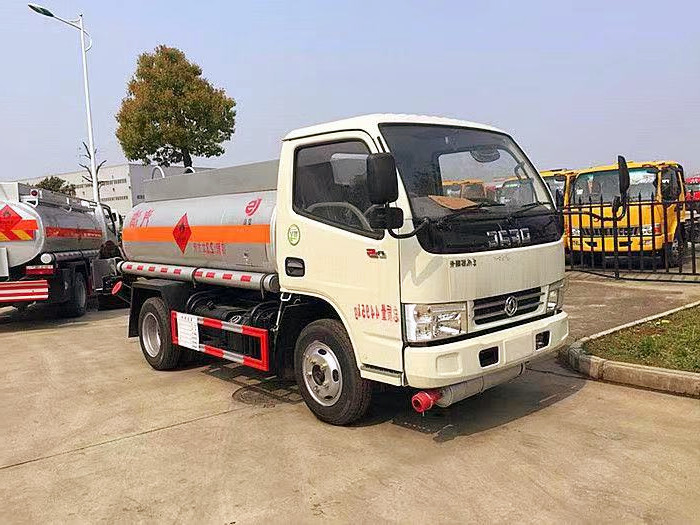 東風(fēng)小多利卡2.15方藍(lán)牌加油車（2噸油罐車）15897613868