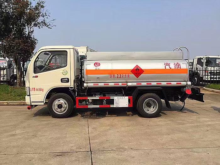 東風(fēng)小多利卡2.15方藍(lán)牌加油車（2噸油罐車）15897613868
