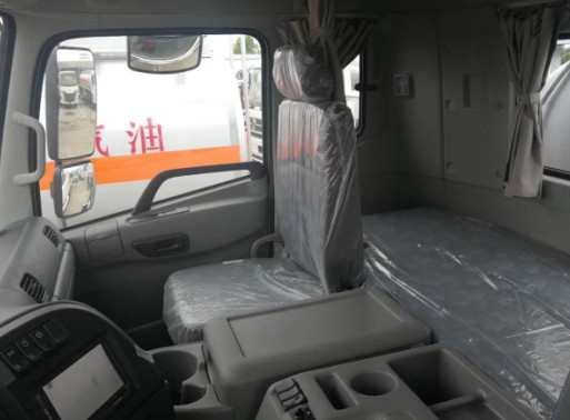 東風(fēng)天龍前四后八油罐車內(nèi)飾圖片
