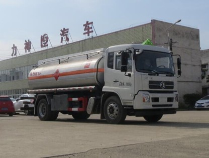 國(guó)六東風(fēng)天錦鋁合金油罐車圖片