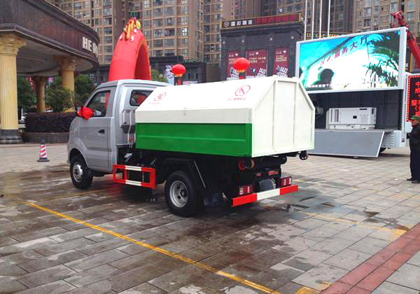 **小型3方勾臂式垃圾車